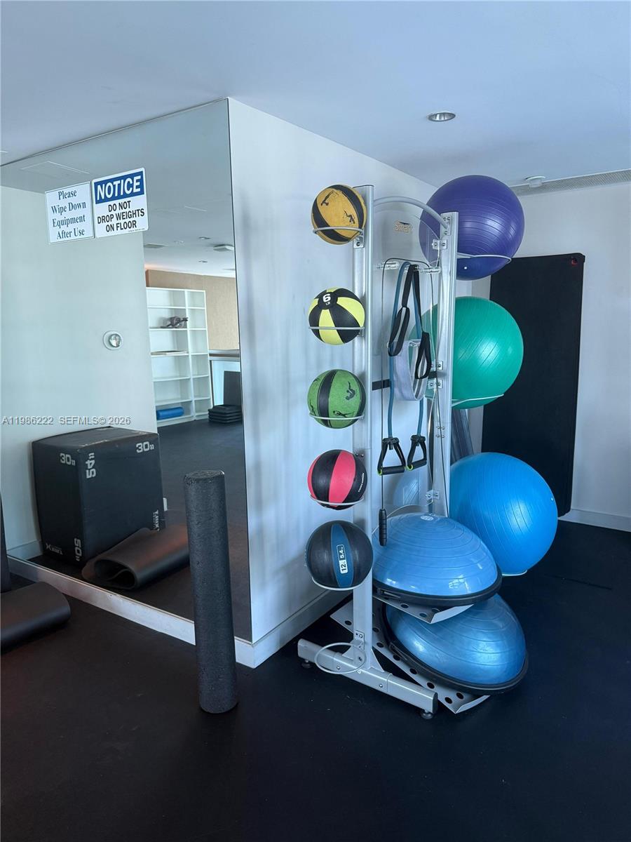 60 Southwest 13th Street, Unit 3017 Miami, FL 33130 - Photo 35 of 46 a room with gym equipment