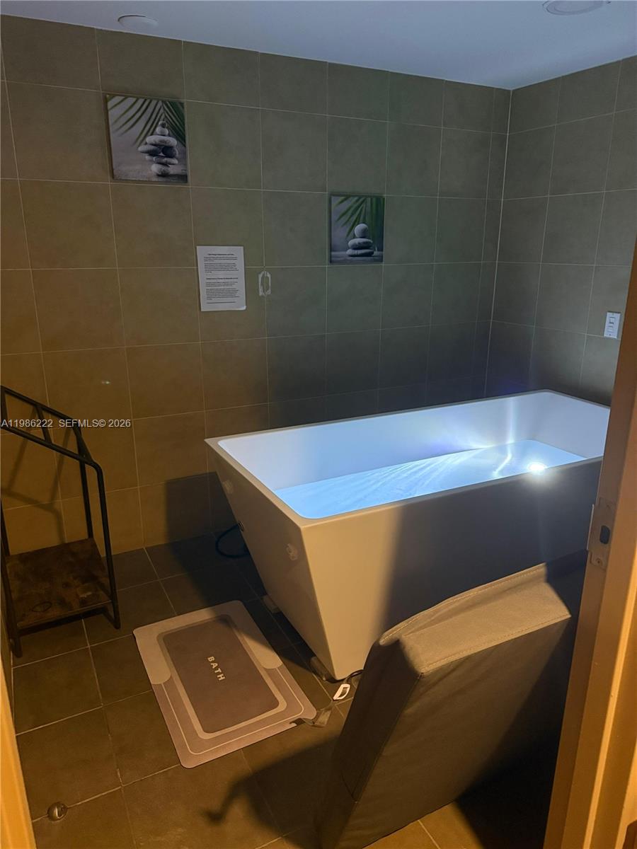 60 Southwest 13th Street, Unit 3017 Miami, FL 33130 - Photo 39 of 46 a room with table and chair