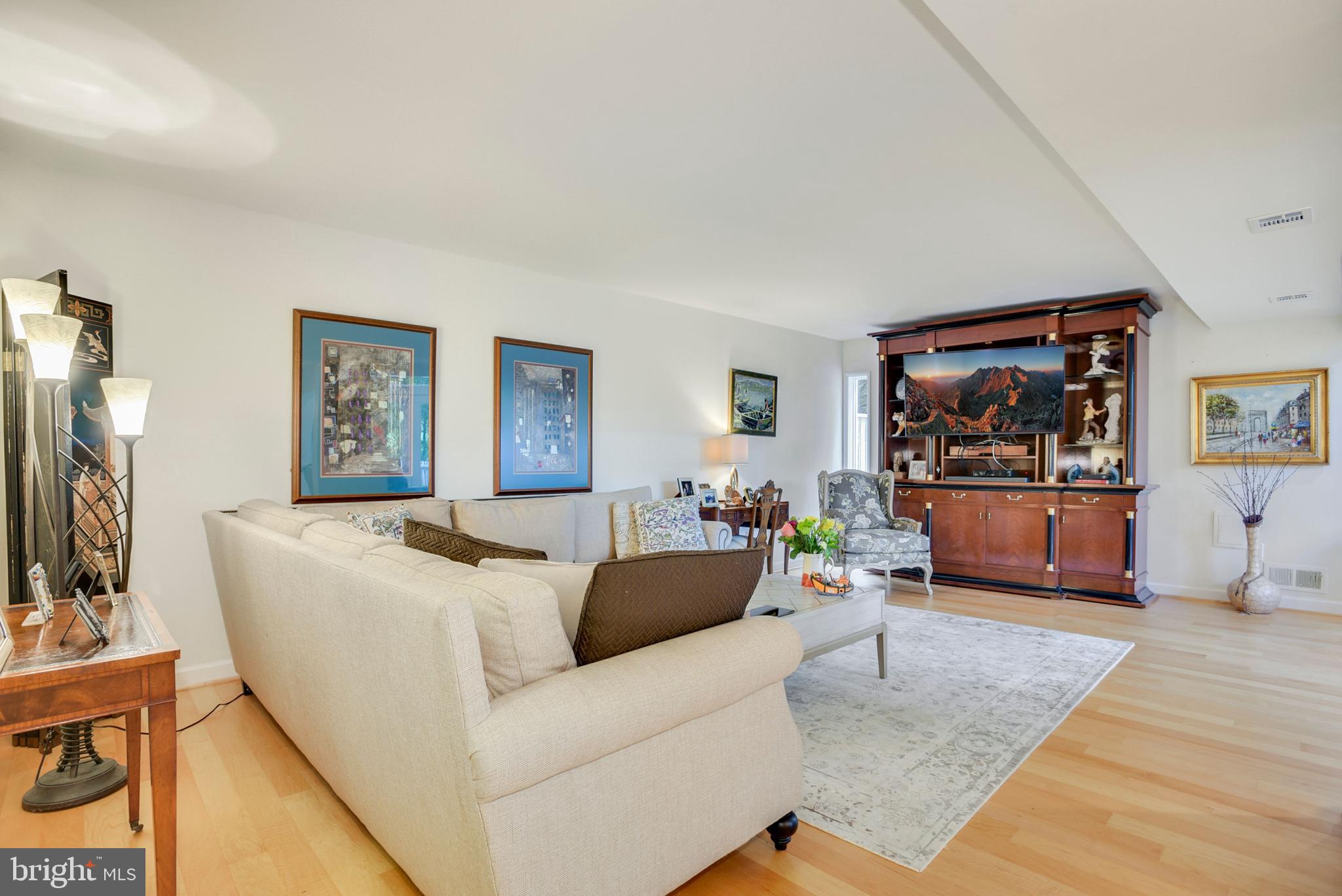 11486 Links Drive Reston, VA 20190 - Photo 16 of 28 Large living room provides multiple design option