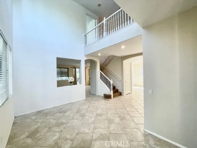 a view of an entryway with livingroom