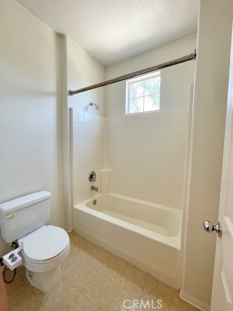 45360 Vista Verde Temecula, CA 92592 - Photo 5 of 23 a bathroom with a toilet and a bathtub