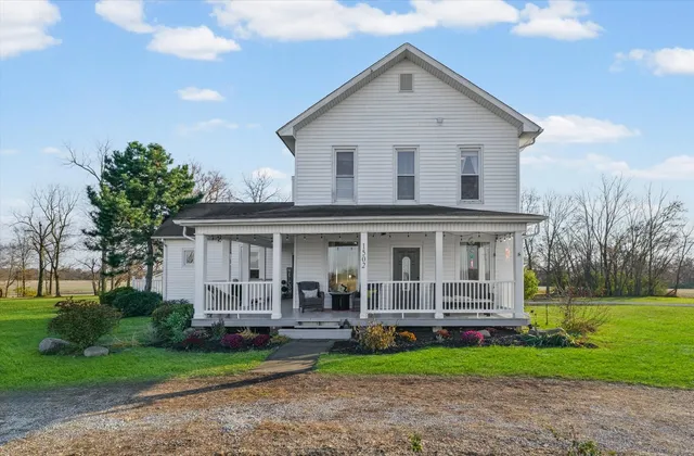 a view of house with a yard