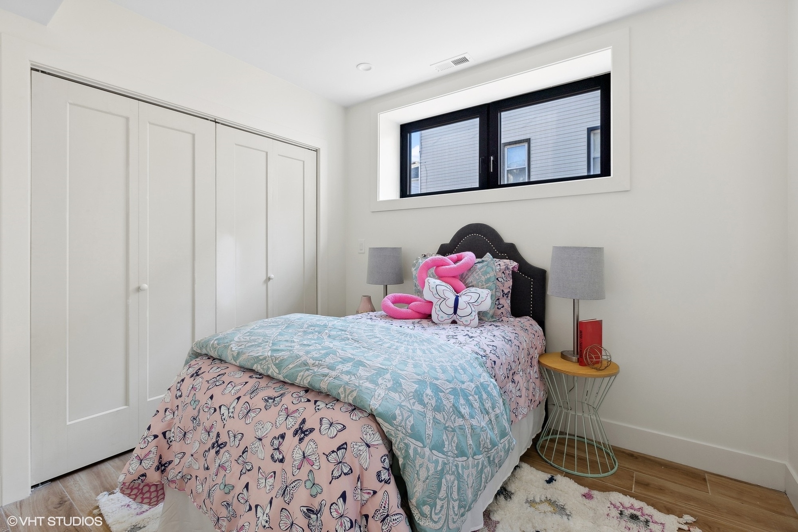 718-720 West 17th Street, Unit 1E Chicago, IL 60616 - Photo 19 of 28 a bedroom with a bed and a dresser in it