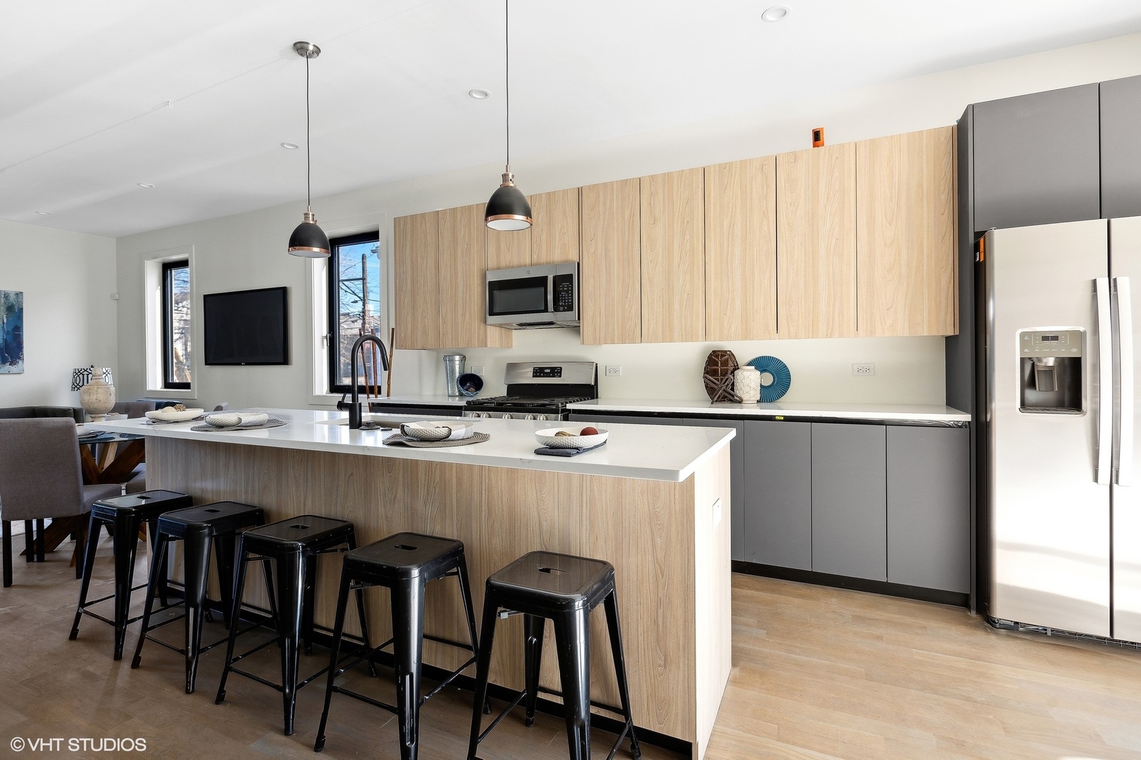 718-720 West 17th Street, Unit 1E Chicago, IL 60616 - Photo 8 of 28 a kitchen with kitchen island granite countertop a table chairs microwave and sink