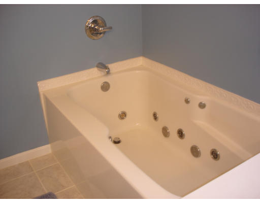 96 Mashapaug Road Sturbridge, MA 01566 - Photo 18 of 30 a bathroom with a tub
