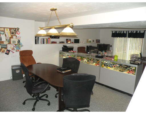 96 Mashapaug Road Sturbridge, MA 01566 - Photo 21 of 30 a work place with table and chairs