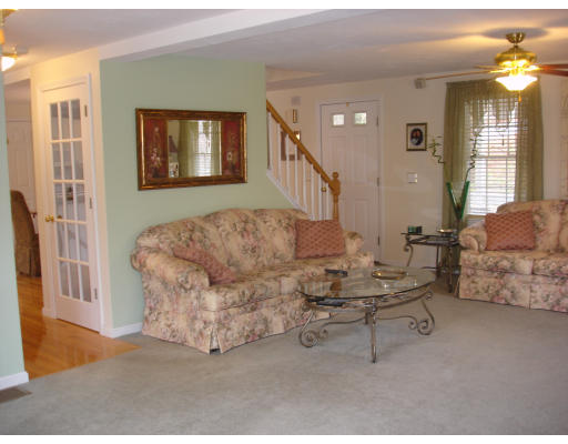 96 Mashapaug Road Sturbridge, MA 01566 - Photo 10 of 30 a living room with furniture