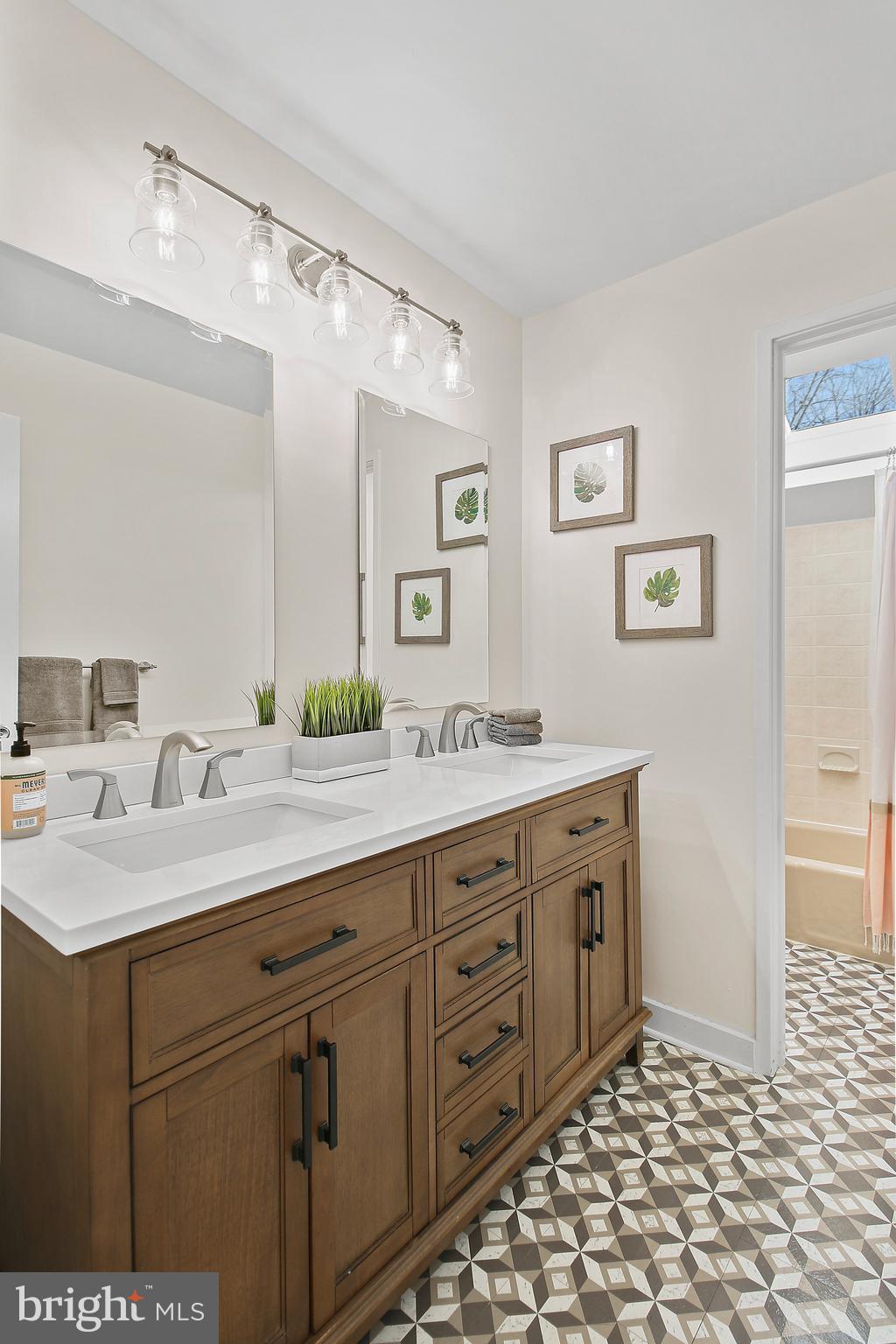 2003 Upper Lake Drive Reston, VA 20191 - Photo 55 of 89 Upper-level full hall bathroom.