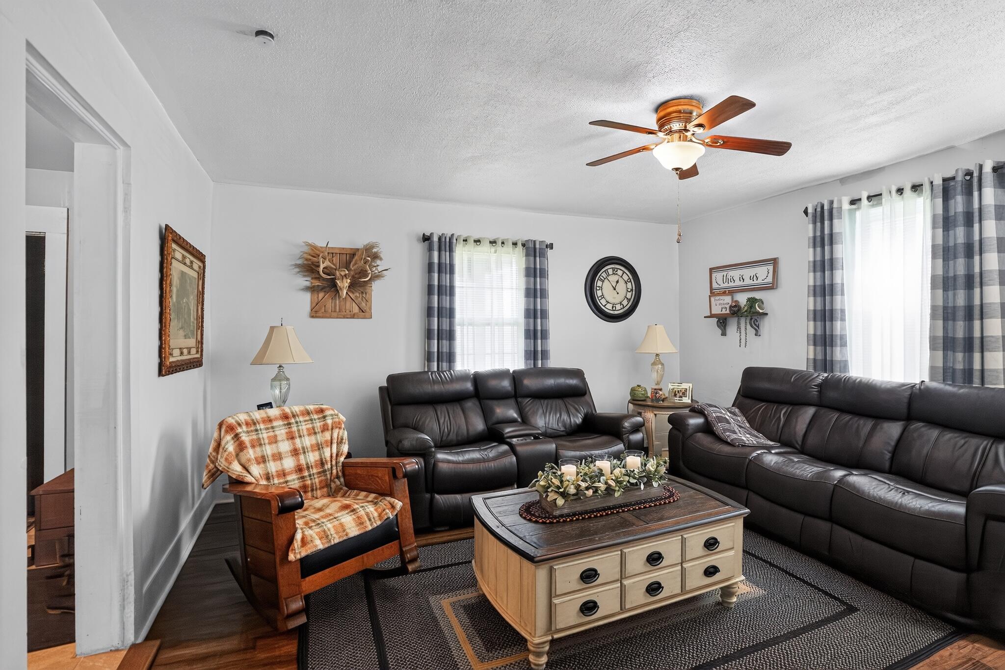 415 Kelly Shop Road Springfield, KY 40069 - Photo 6 of 38 22_415_Kelly_Shop_Rd-Living_room-7328