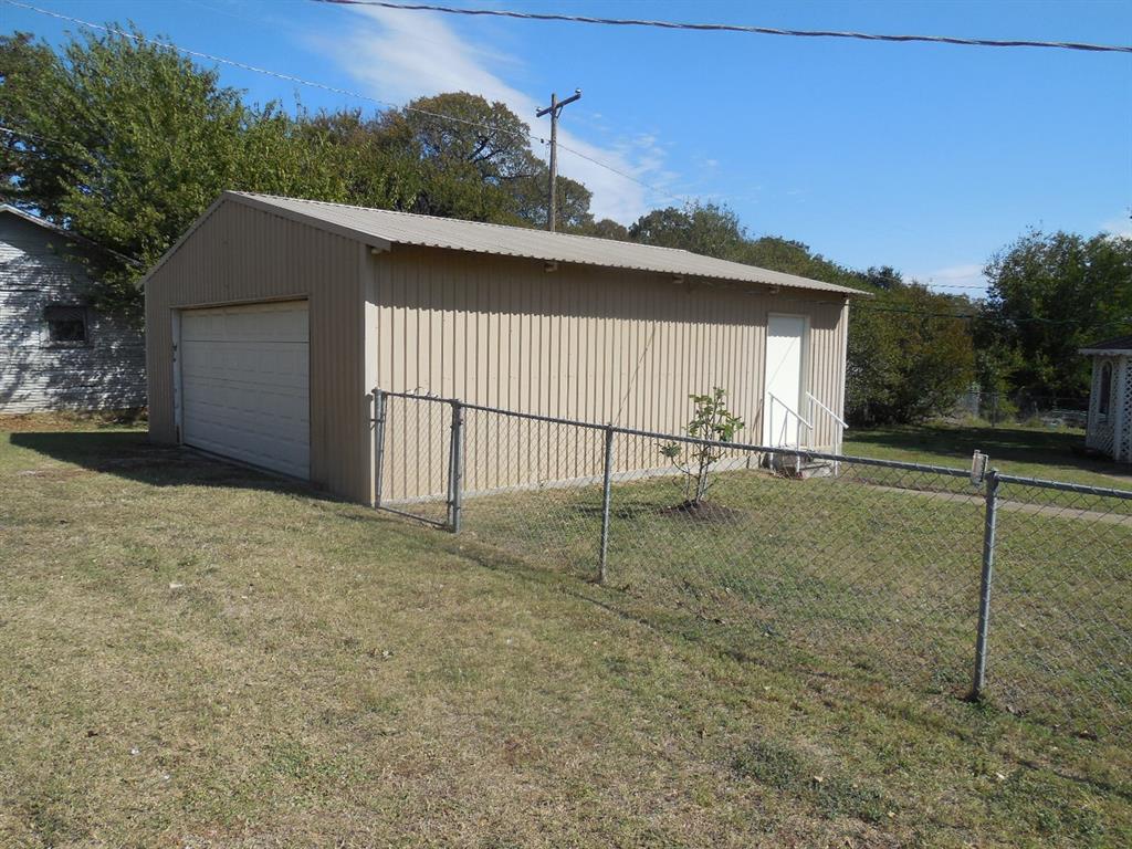 820 Walnut Street Ranger, TX 76470 - Photo 19 of 21 a view of backyard and garage