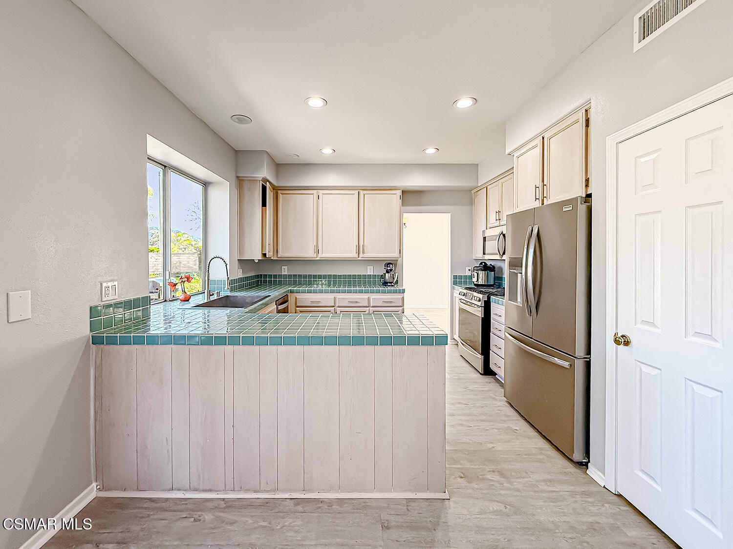 1106 Mockingbird Lane Fillmore, CA 93015 - Photo 8 of 28 Kitchen