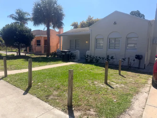 $2,500 | 504 El Prado, West Palm Beach, FL 33405