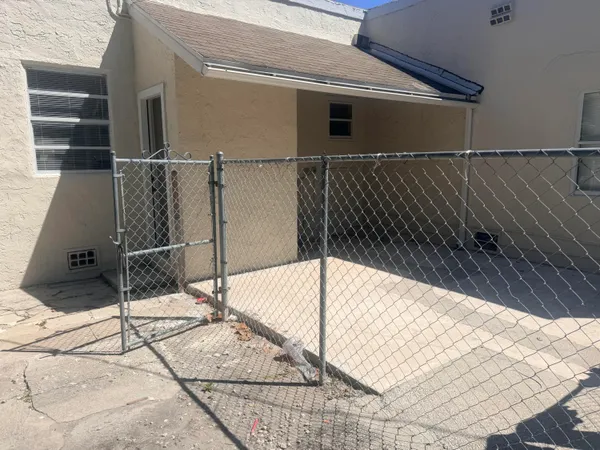 $2,500 | 504 El Prado, West Palm Beach, FL 33405