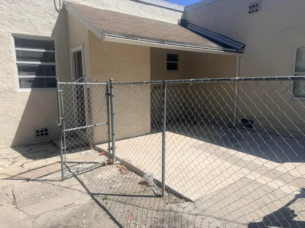 $2,500 | 504 El Prado, West Palm Beach, FL 33405