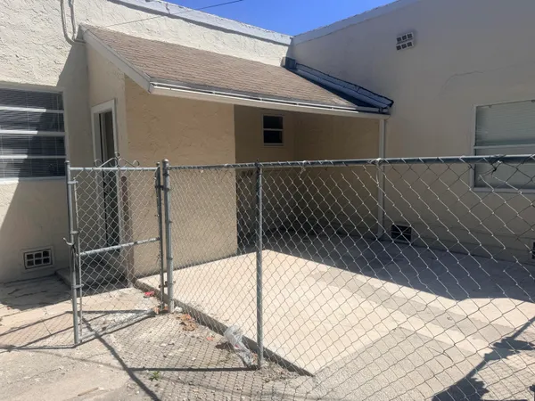 $2,500 | 504 El Prado, West Palm Beach, FL 33405