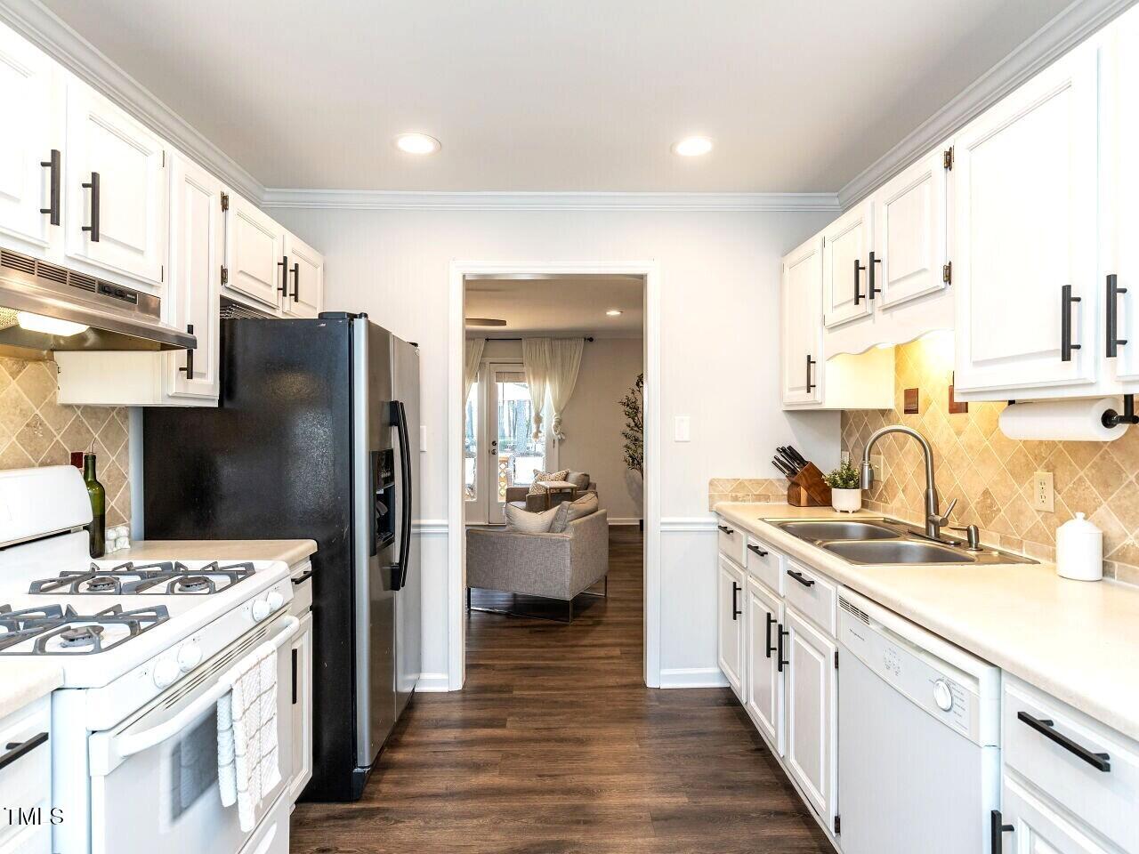 5622 Darrow Drive Raleigh, NC 27612 - Photo 13 of 28 006-1280x960-kitchen