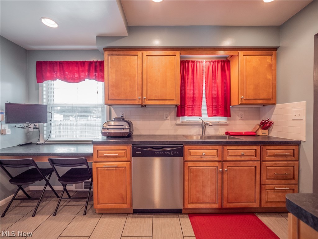 1072 Avondale Road Cleveland, OH 44121 - Photo 12 of 35