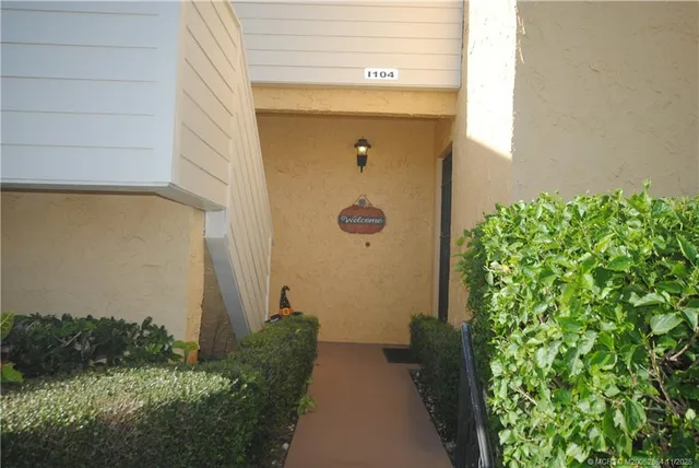 $1,800 | 5333 Southeast Miles Grant Road, Unit I104, Stuart, FL 34997