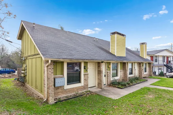 a view of a house with backyard porch and garden