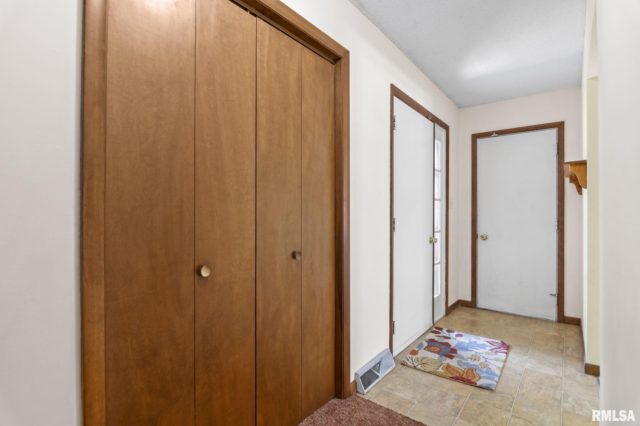 2541 Huntleigh Road Springfield, IL 62704 - Photo 4 of 37