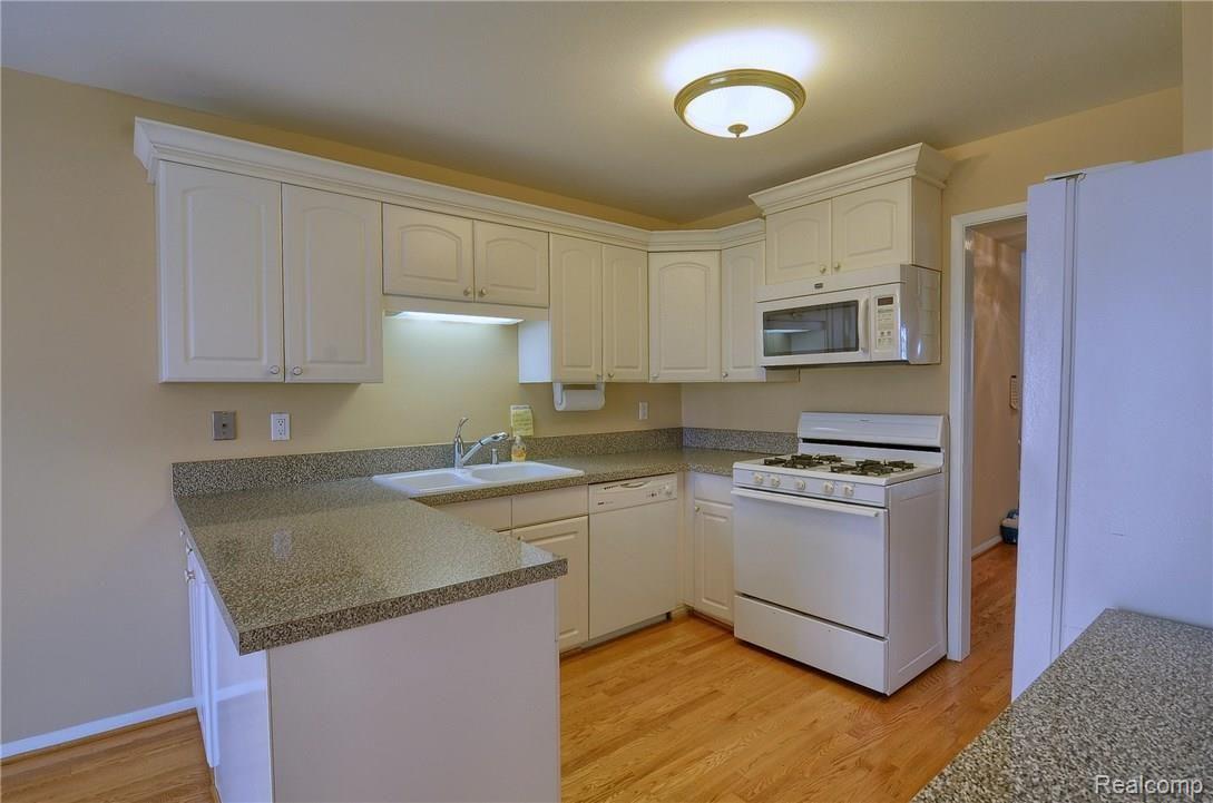 1215 Candlestick Lane Rochester, MI 48306 - Photo 8 of 27 Kitchen.jpg