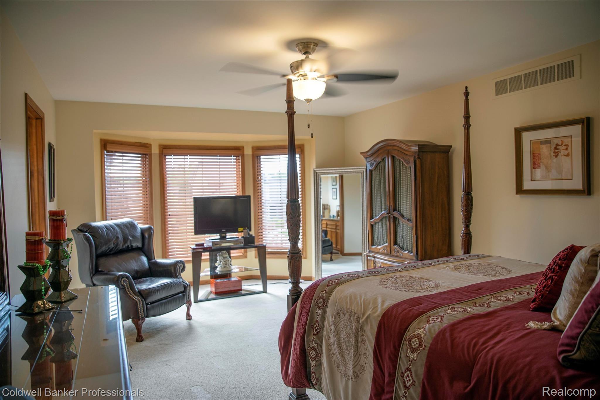 3216 Primrose Drive Rochester, MI 48307 - Photo 16 of 39 Large master with bay window.