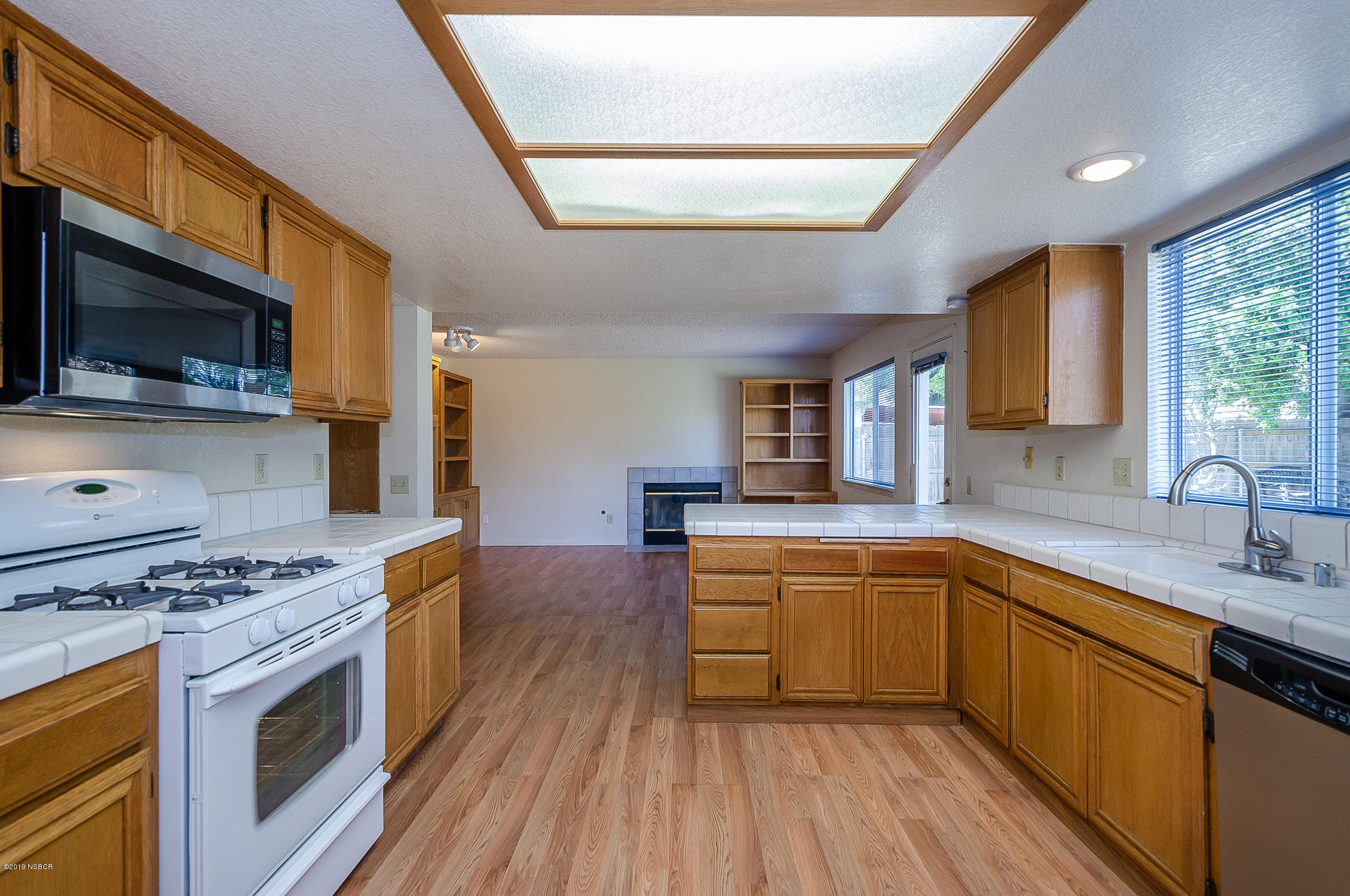 1521 Riverside Drive Lompoc, CA 93436 - Photo 6 of 27 kitchen