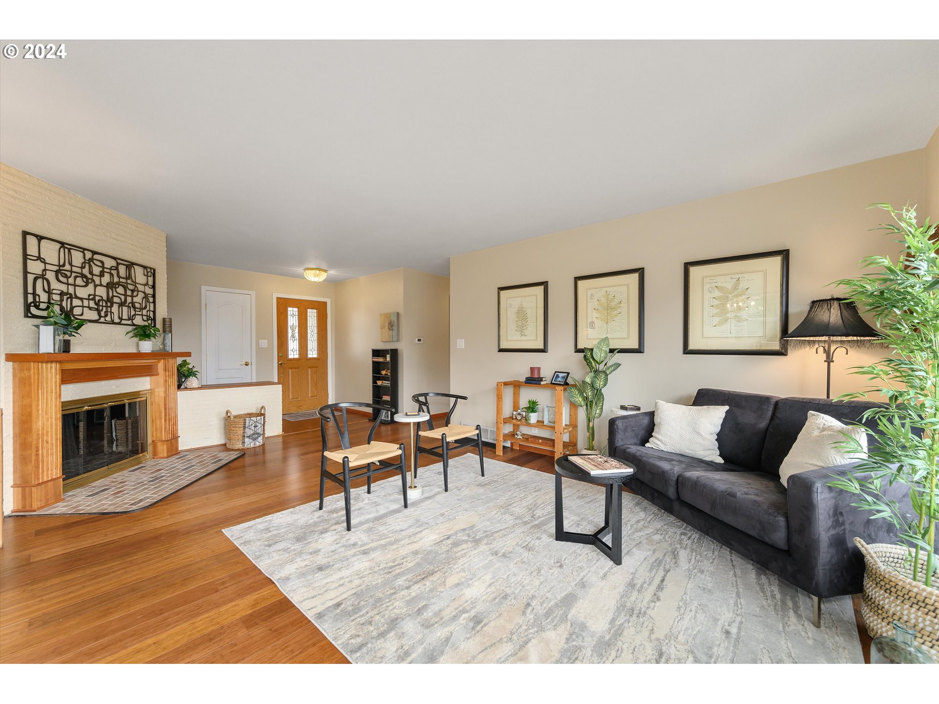 2505 Southwest 83rd Avenue Portland, OR 97225 - Photo 6 of 47 Living Room/Entrance