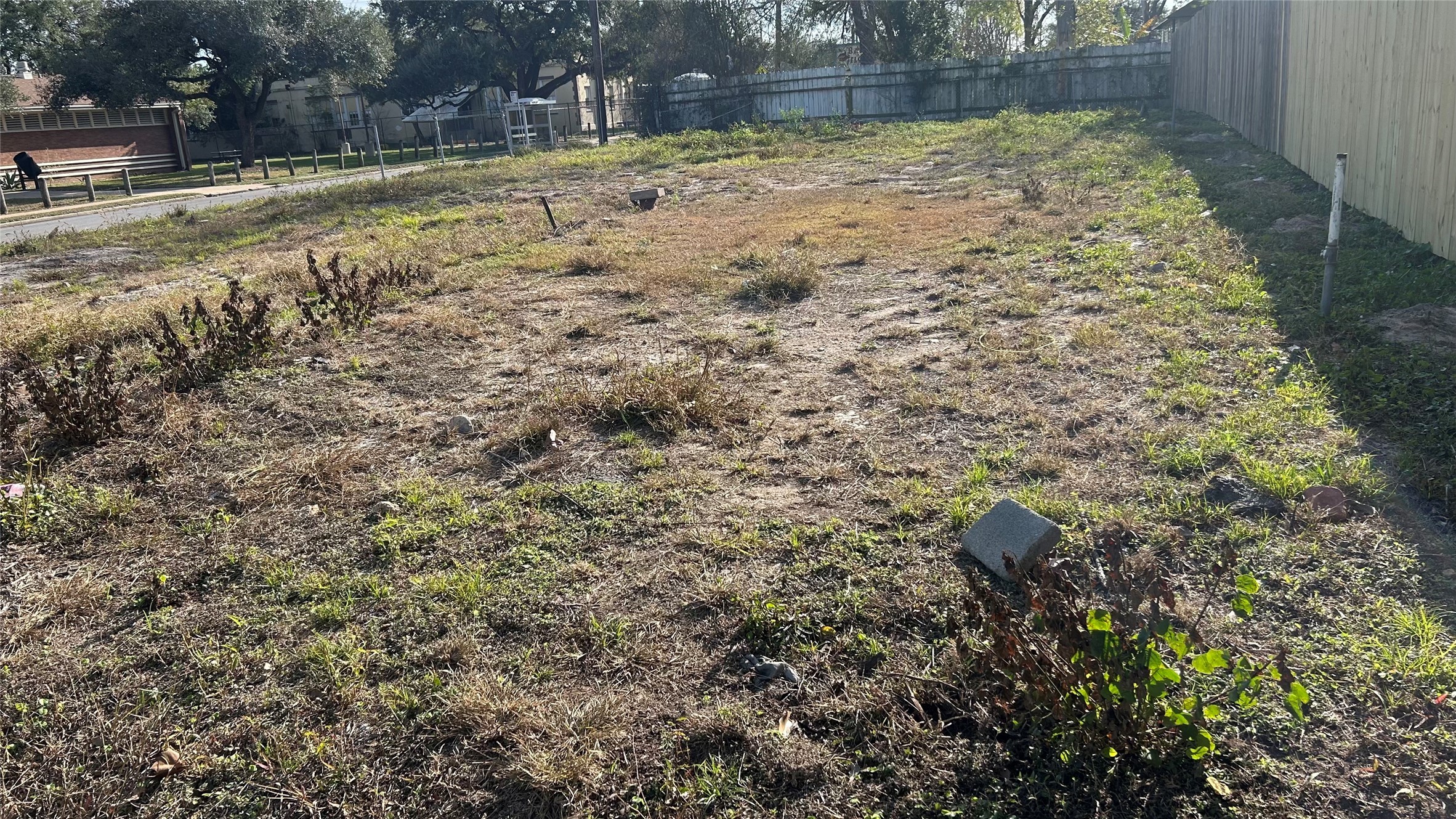911-913 75th Street Houston, TX 77011 - Photo 2 of 5 a view of a backyard