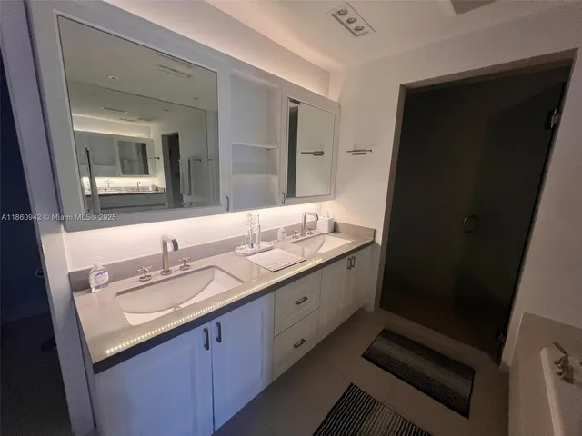 $7,950 | 3801 Collins Avenue, Unit 705, Miami Beach, FL 33140