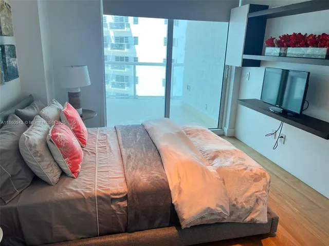 $7,950 | 3801 Collins Avenue, Unit 705, Miami Beach, FL 33140