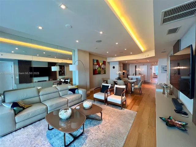 $7,950 | 3801 Collins Avenue, Unit 705, Miami Beach, FL 33140