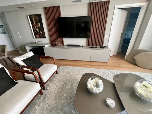 $7,950 | 3801 Collins Avenue, Unit 705, Miami Beach, FL 33140