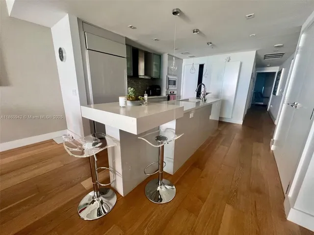 $7,950 | 3801 Collins Avenue, Unit 705, Miami Beach, FL 33140