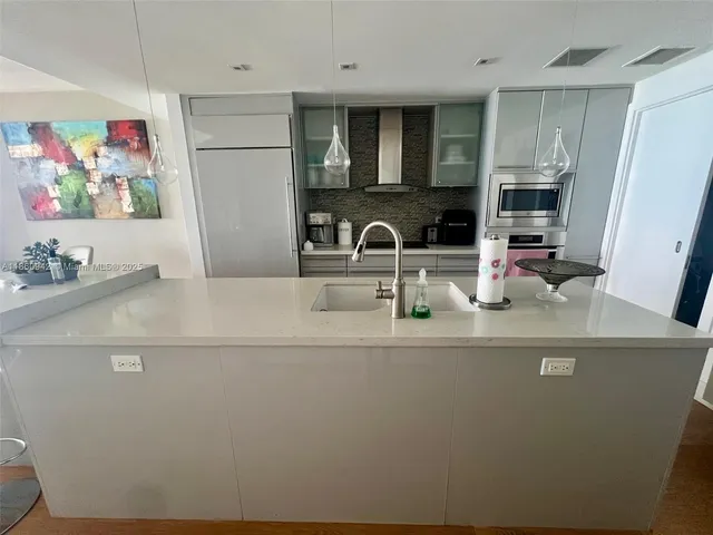 $7,950 | 3801 Collins Avenue, Unit 705, Miami Beach, FL 33140