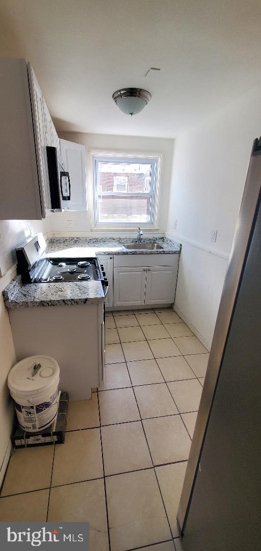 425 Glendale Road Upper Darby, PA 19082 - Photo 4 of 10 a kitchen with stainless steel appliances a stove a sink and a refrigerator
