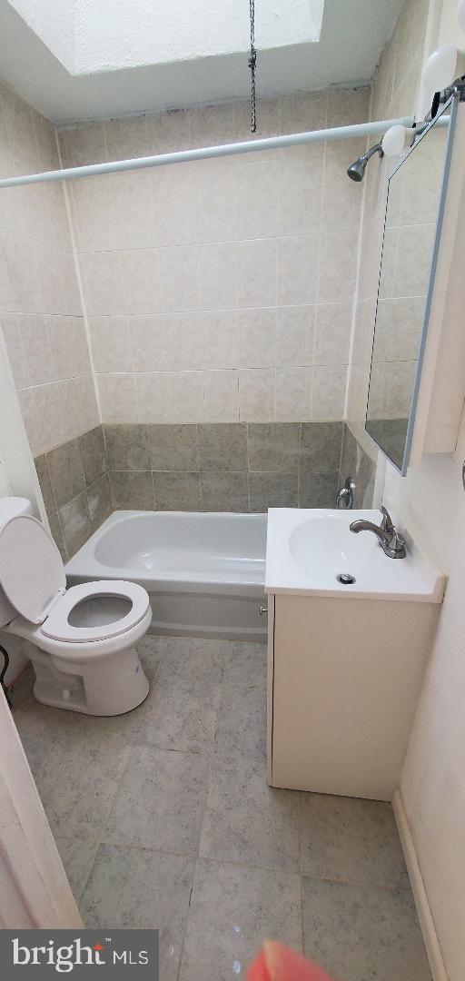 425 Glendale Road Upper Darby, PA 19082 - Photo 10 of 10 a bathroom with a bathtub and a toilet
