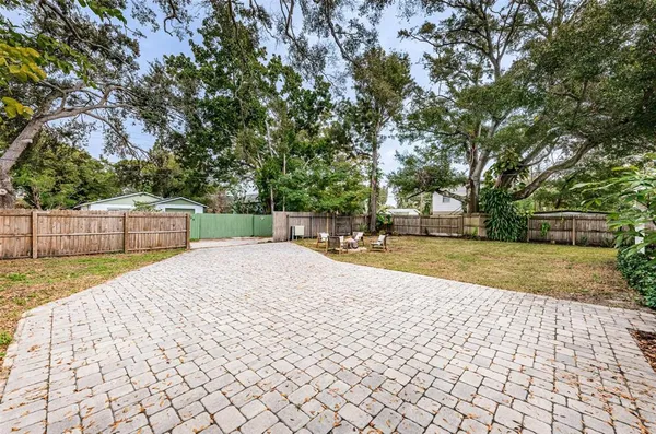 a view of a backyard