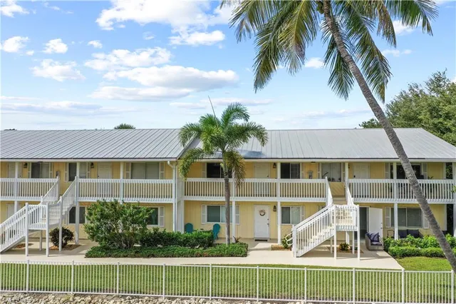 $1,800 | 4607 Bayshore Drive, Unit K7, Naples, FL 34112