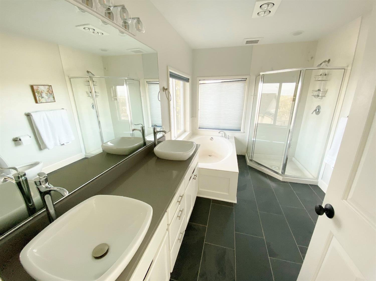 1340 Vawter Road Medford, OR 97501 - Photo 22 of 35 Master Bathroom , with double vanity, tu