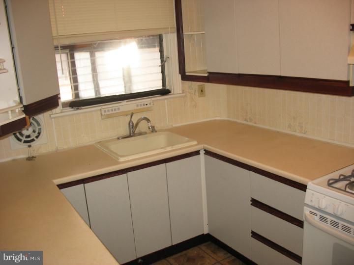 1511 Beverly Road Philadelphia, PA 19138 - Photo 5 of 14 Kitchen