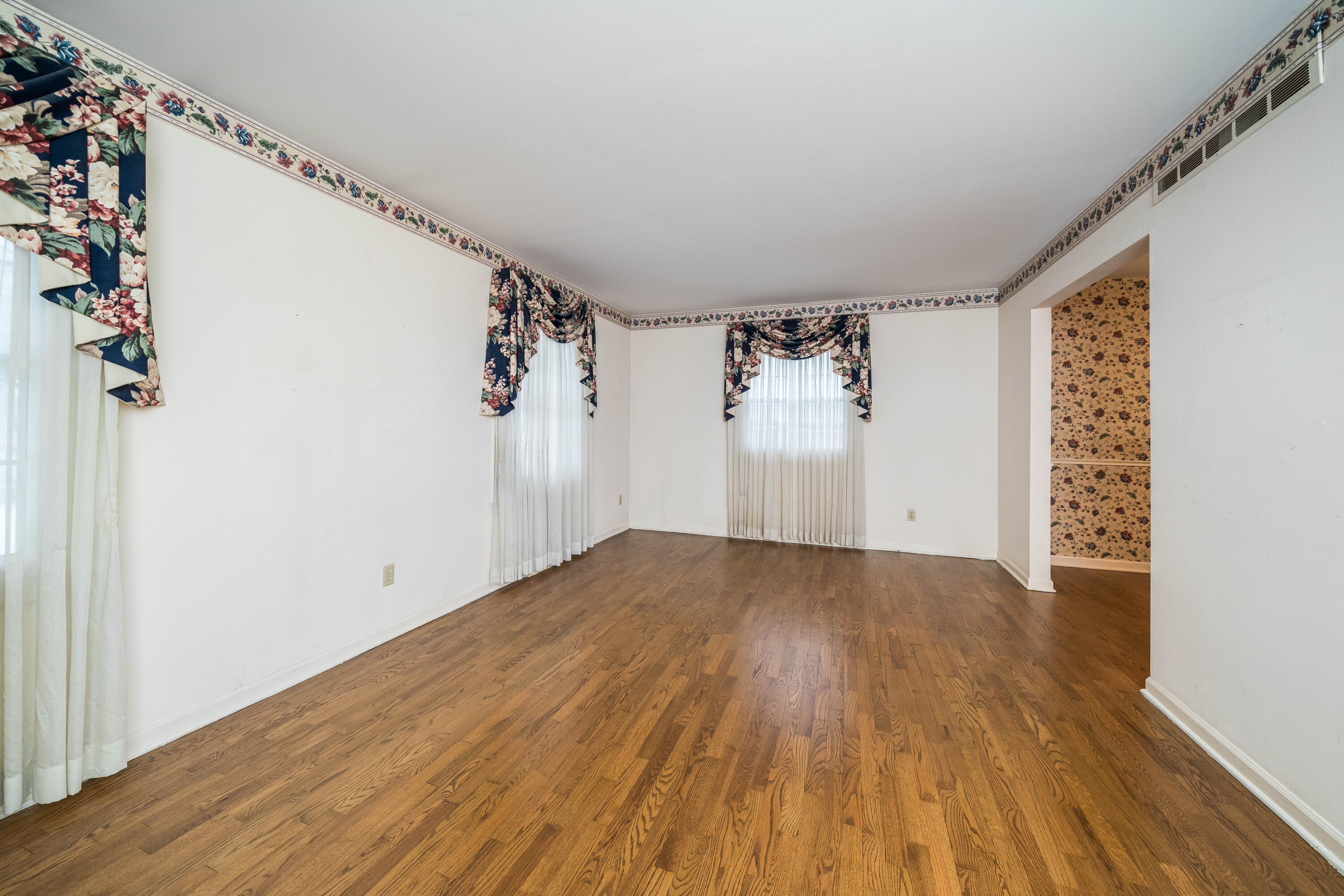 808 Newgate Road Kalamazoo, MI 49006 - Photo 3 of 36 808_Newgate_03