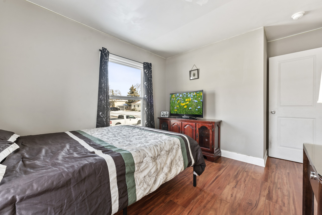 727 Lacy Avenue Streamwood, IL 60107 - Photo 17 of 30 a bedroom with a bed and a window