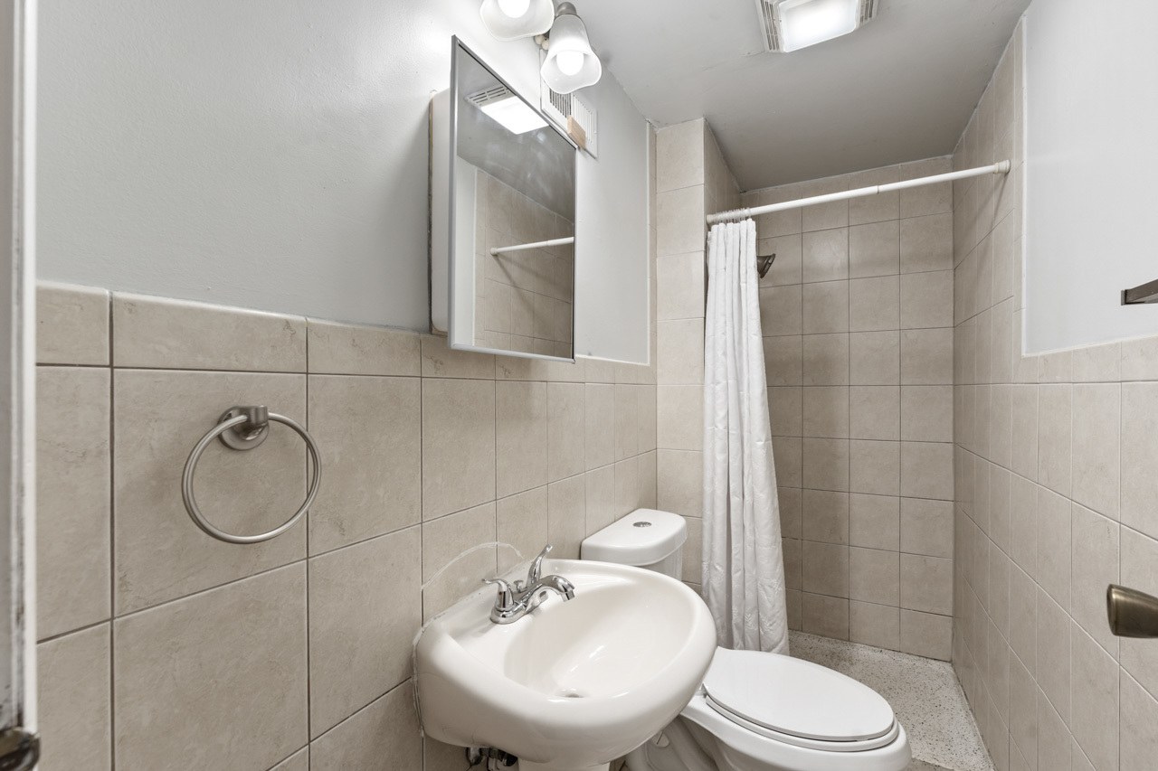 727 Lacy Avenue Streamwood, IL 60107 - Photo 25 of 30 a bathroom with a toilet sink and shower