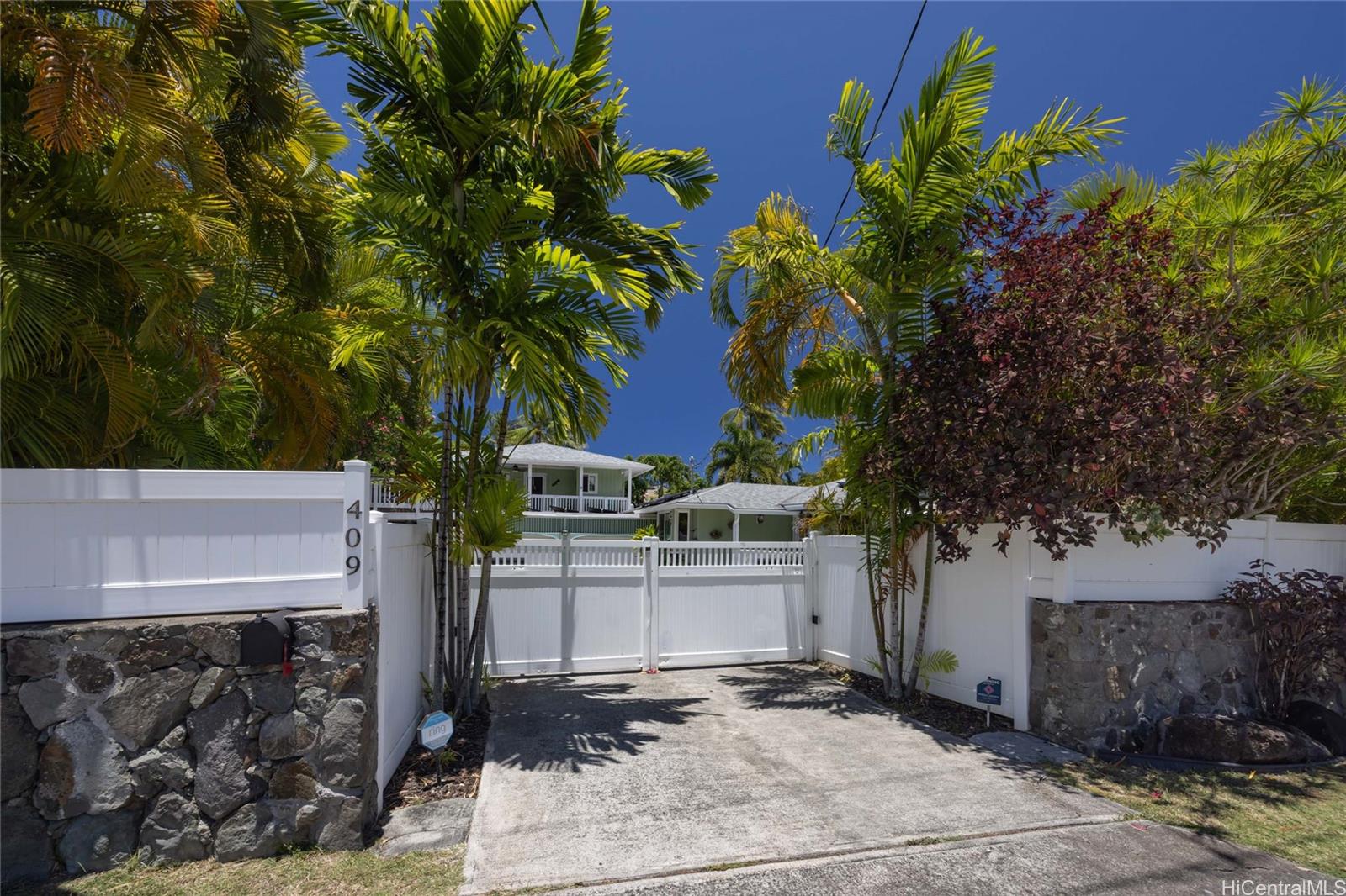 409 Wanaao Road Kailua, HI 96734 - Photo 15 of 25 a view of a yard with plants