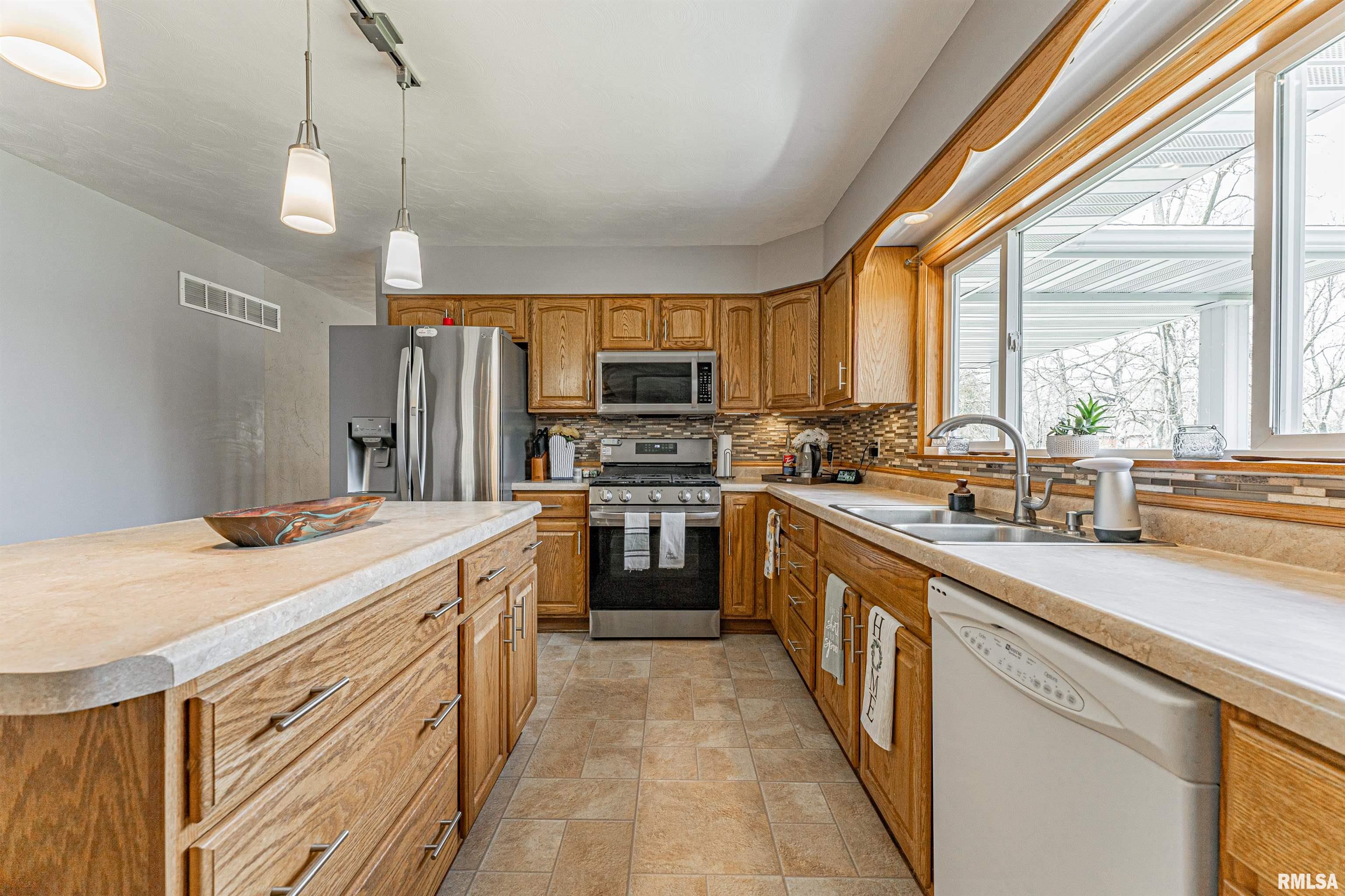 21623 Lago Drive Delavan, IL 61734 - Photo 17 of 42