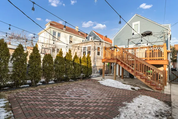 a view of entryway with a yard