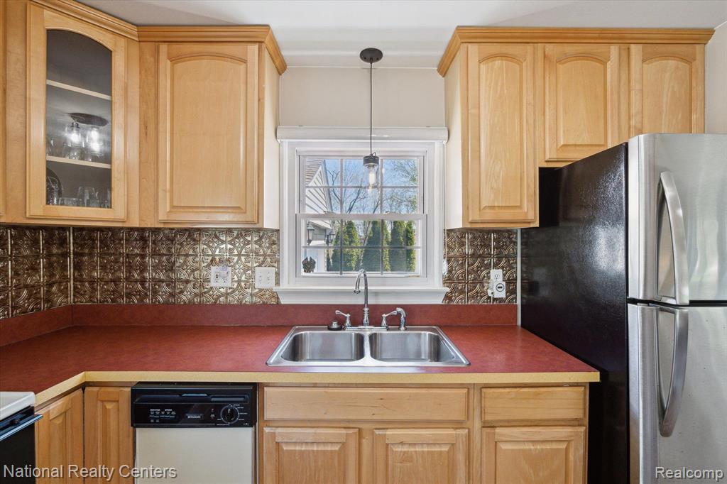 124 Wabash Road Rochester Hills, MI 48307 - Photo 10 of 33