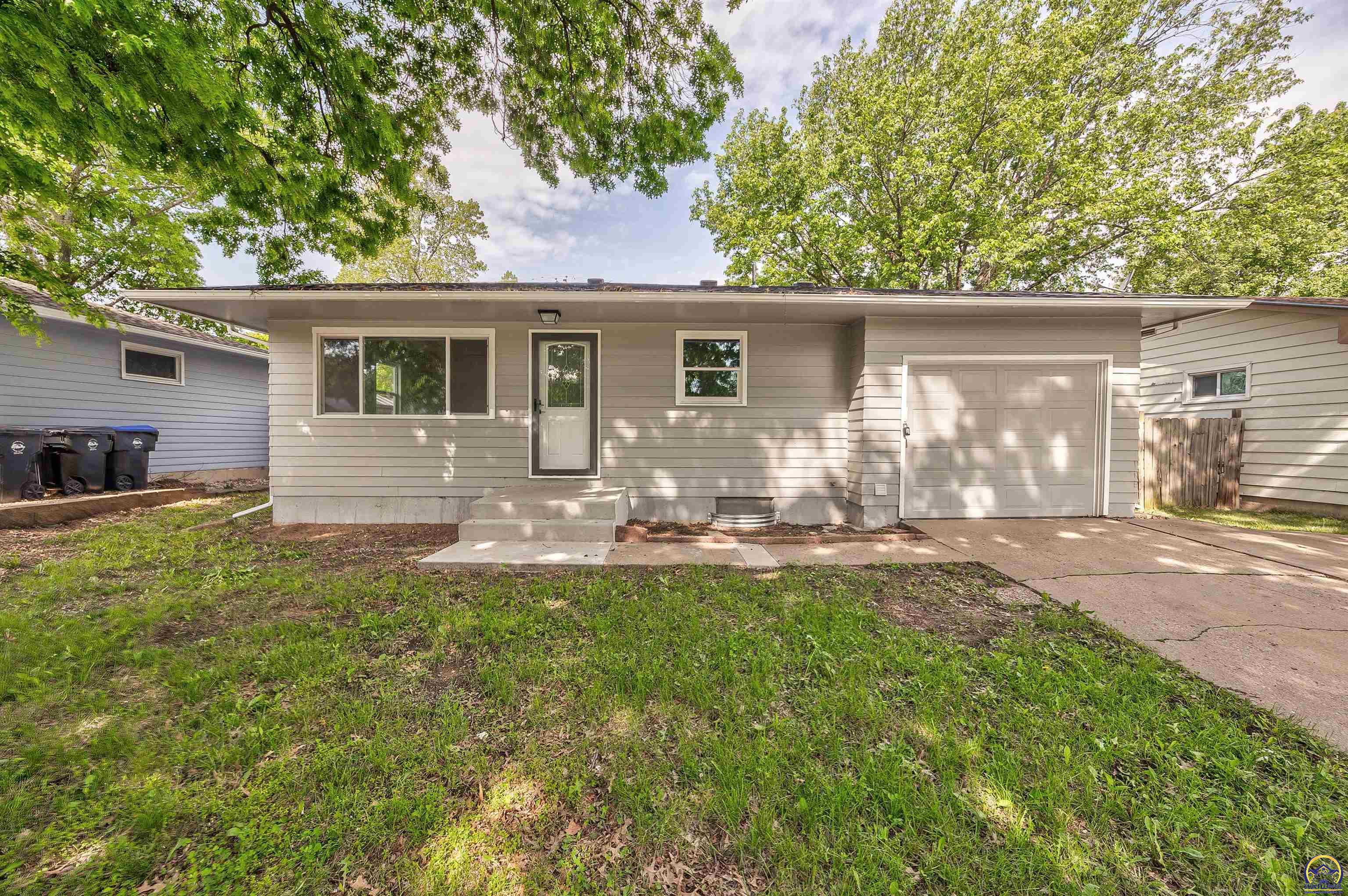 1917 Southwest Crest Drive Topeka, KS 66604 - Photo 1 of 25