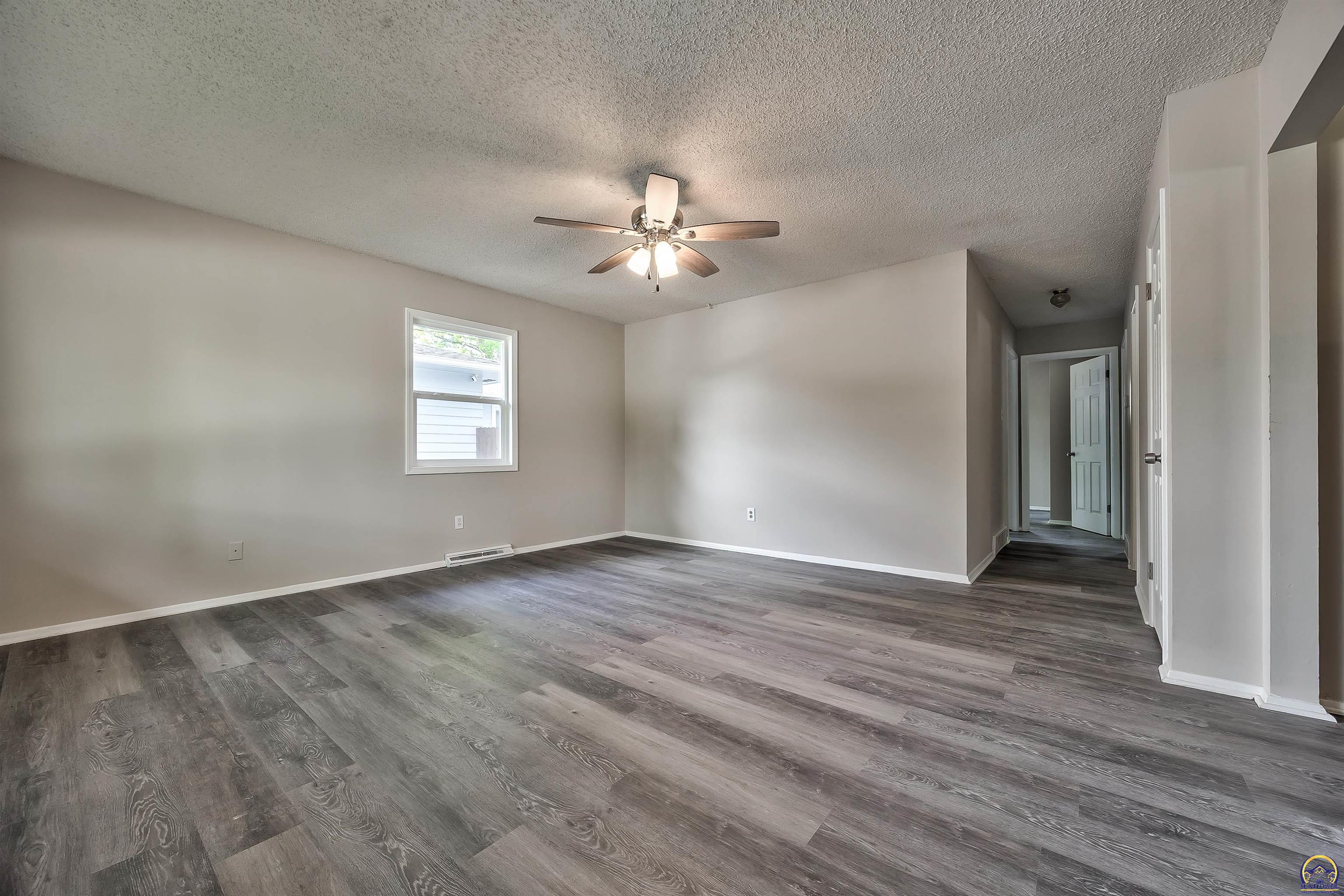 1917 Southwest Crest Drive Topeka, KS 66604 - Photo 2 of 25